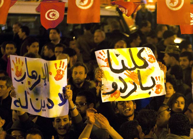 Hundrevis av tunisiere mintes de døde etter terrorangrepet  onsdag. På plakatene står det «nei til terrorisme». FOTO: ADEL MHAMDI/NTB SCANPIX