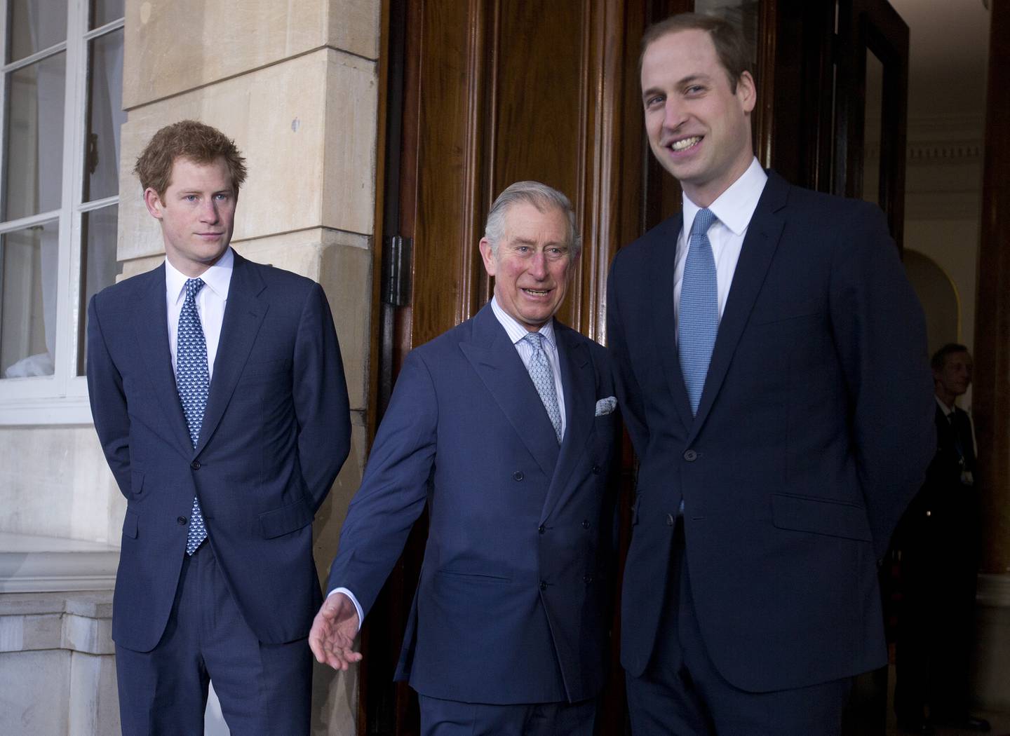 Prins Harry sier han vil forsones med sin far kong Charles, og sin bror prins William. Her ble de fotografert sammen i 2014. Arkivfoto: Alastair Grant / AP / NTB