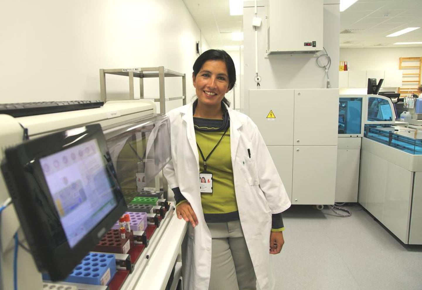 Anne Palacios, avdelingssjef ved senter for laboratoriemedisin, er fornøyd med at sykehusets egen testmetode nå kan påvise den britiske virusvarianten.