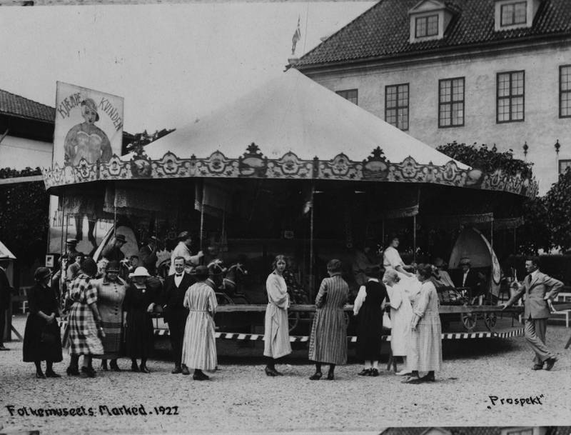 Underholdning var en viktig del av markedstradisjonen. Her gjenskapt ved Norsk Folkemuseum i 1922. 