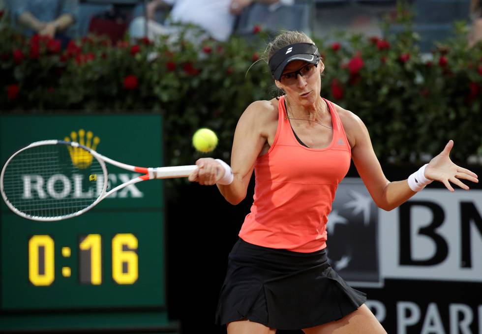 Maria Sjarapova er tilbake i tennisen, men kan ikke delta i verdens største grusturnering.