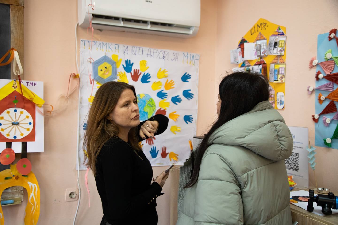 For å kunne beskytte de mest utsatte ukrainske flyktningene, må verdensamfunnets støtte gå til eksisterende tiltak, sier Kari Helene Partapuoli, generalsekretær i Plan Norge. Her fra et besøk på et flykningmottak i Moldovas hovedstad.