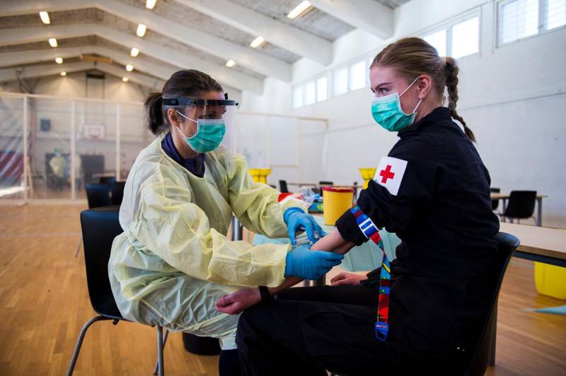 Medic på sykestua Inger Lise Kaupang blir testet for Covid-19 av sykepleier Laila Breidvik.
