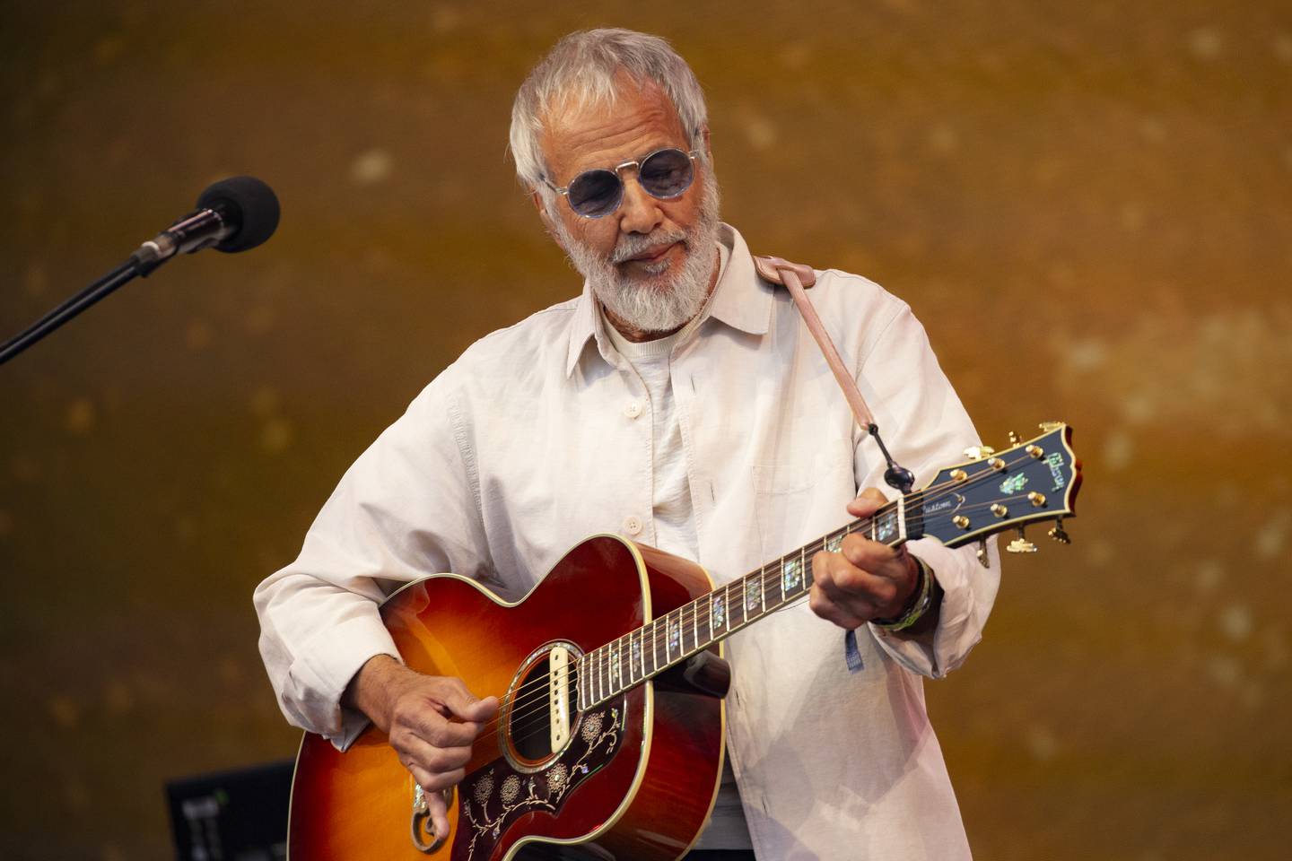 Cat Stevens, Yusuf spiller gitar under en konsert på Glastonburyfestivalen i 2023.