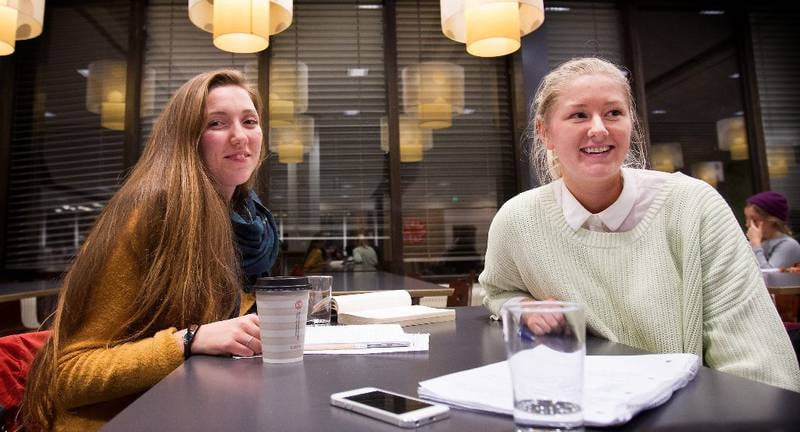 Studentene Aslaug Gaundal (t.v.) og Anna Larsen bruker lite tid på å tenke på pensjonisttilværelsen. FOTO: ARNE OVE BERGO