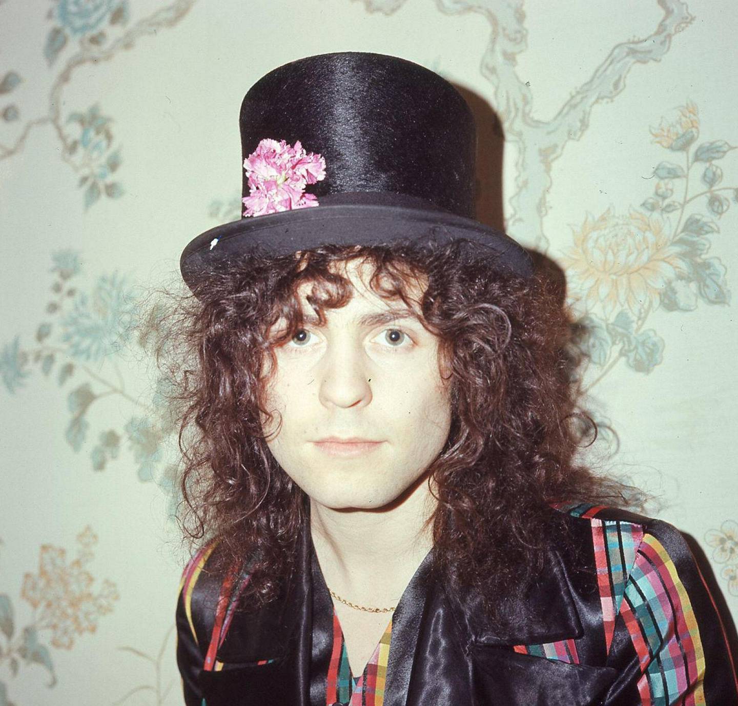 Marc Bolan, med flosshatten som bare kunne dekke litt av hårprakten som var Bolans aller mest karakteristiske kjennetegn. Foto: Gloria Stavers/BMG