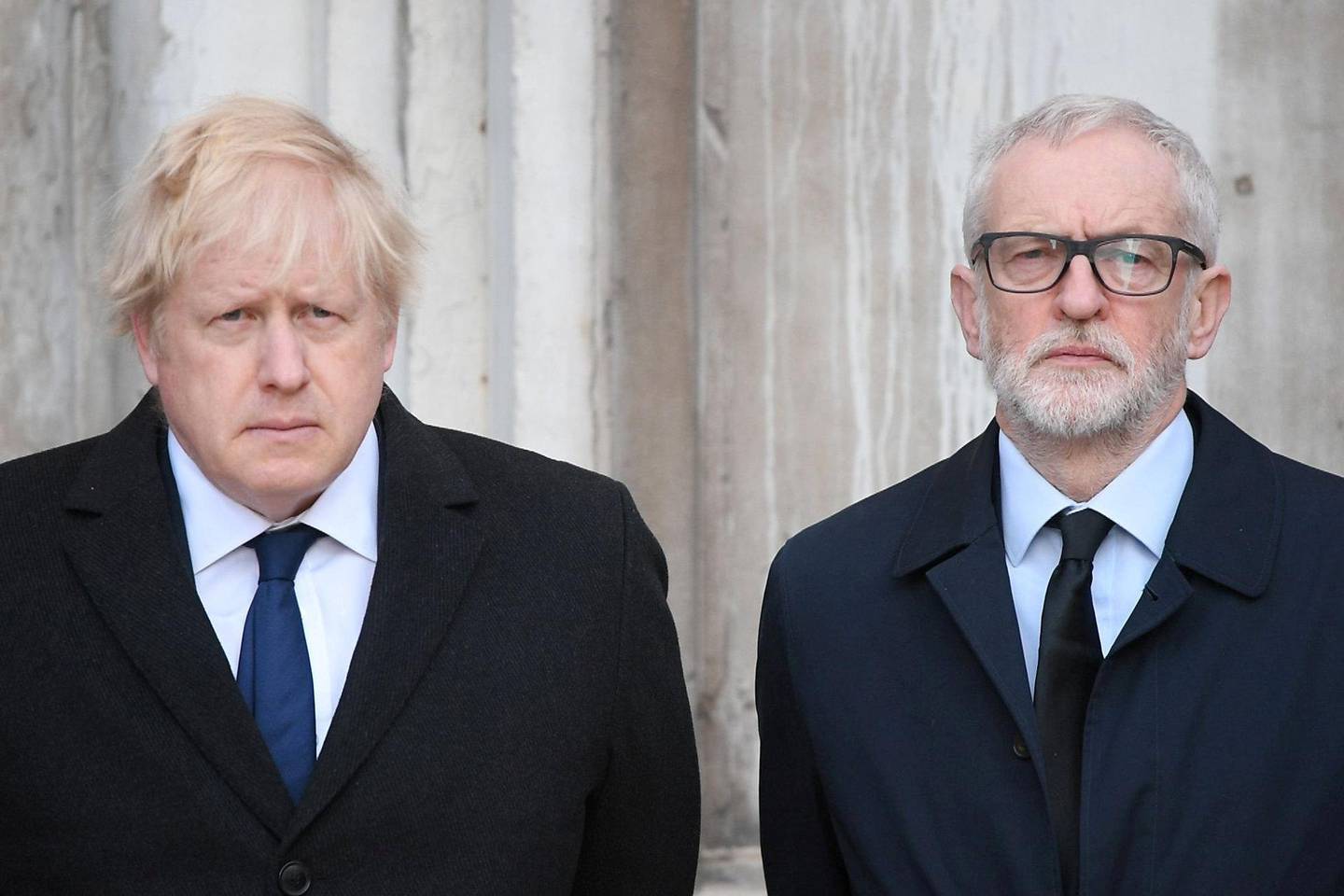 Statsminister Boris Johnson og Labour-leder Jeremy Corbyn var begge til stede under en minneseremoni mandag. Foto: NTB scanpix