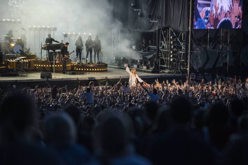 Florence + The Machine fikk opp stemningen på Øya torsdag. FOTO: HELLE GANNESTAD