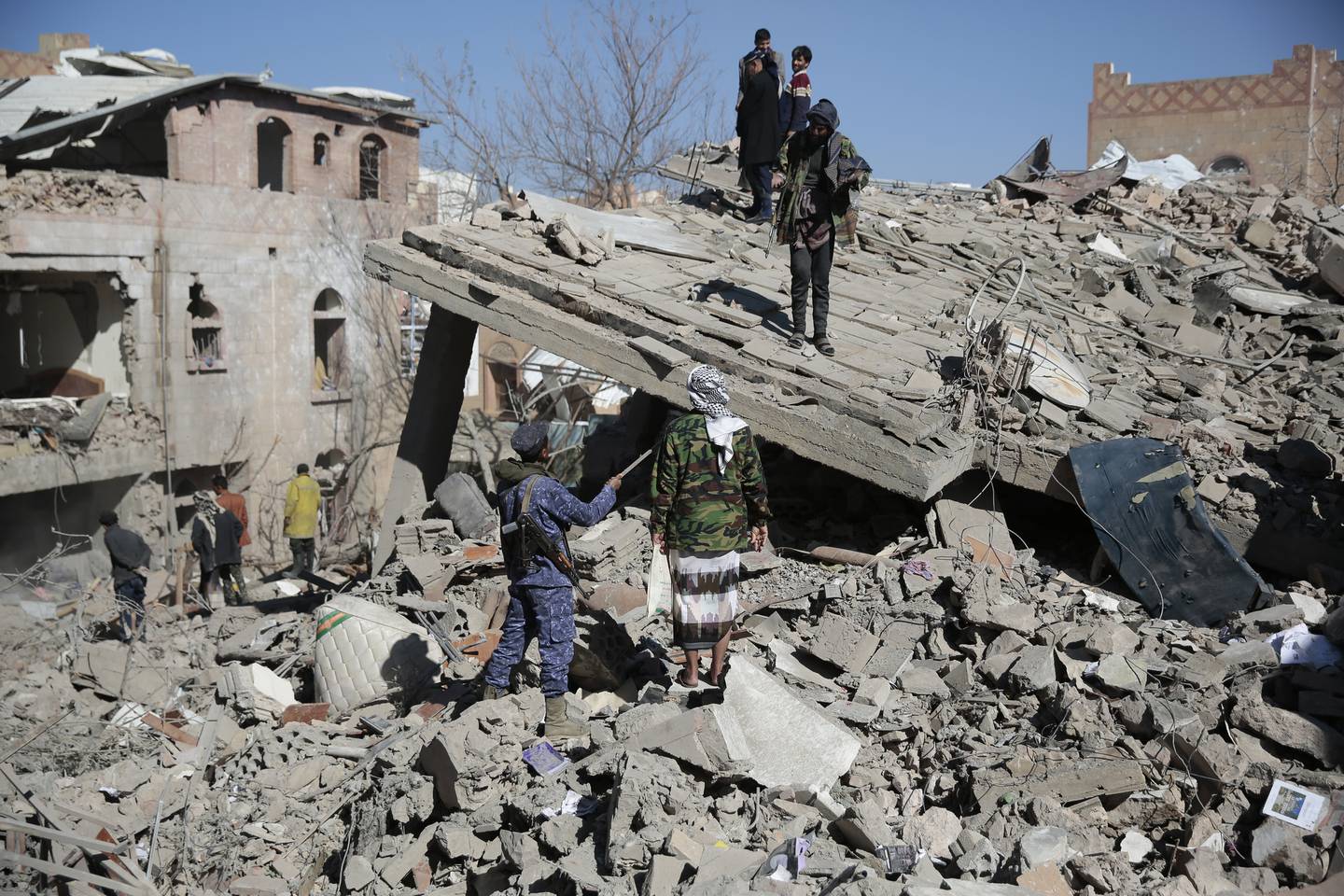 Saudi-Arabia og Iran er sterkt involvert i krigen i Jemen. Her er ruiner etter saudiledede flyangrep i Sanaa i Jemen denne uka.