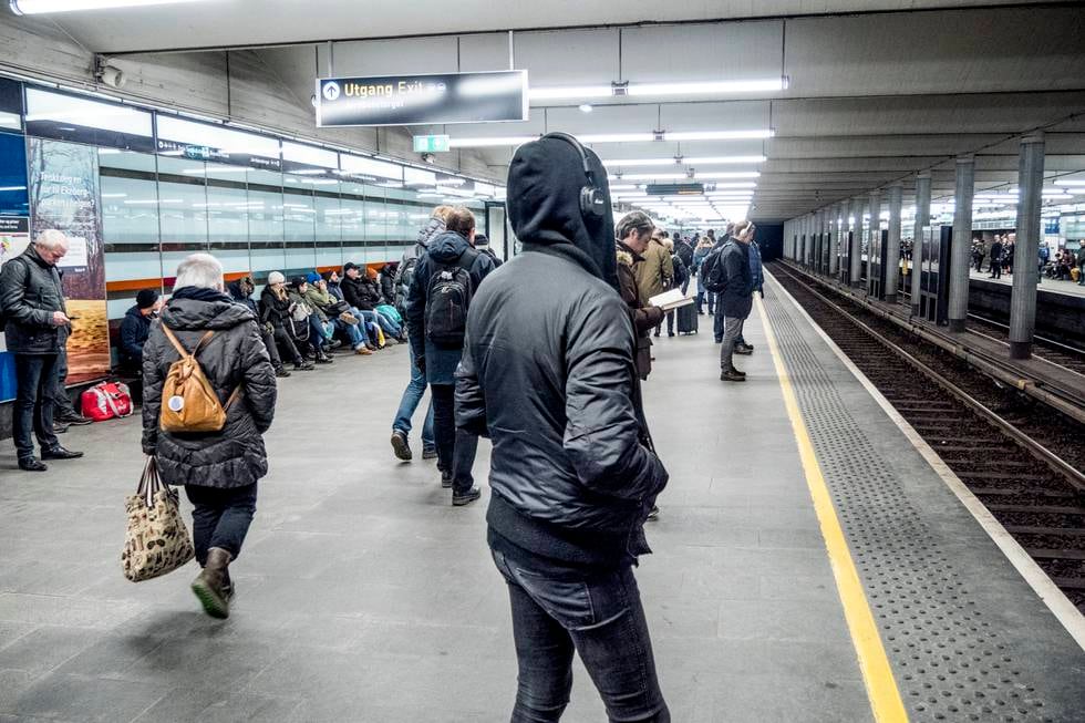 Passasjerer venter på T-banen på Jernbanetorget. Hele T-banenettet i Oslo er lammet av feil på signalanlegget. Gjennom sentrum er det full stans i morgenrushet tirsdag.