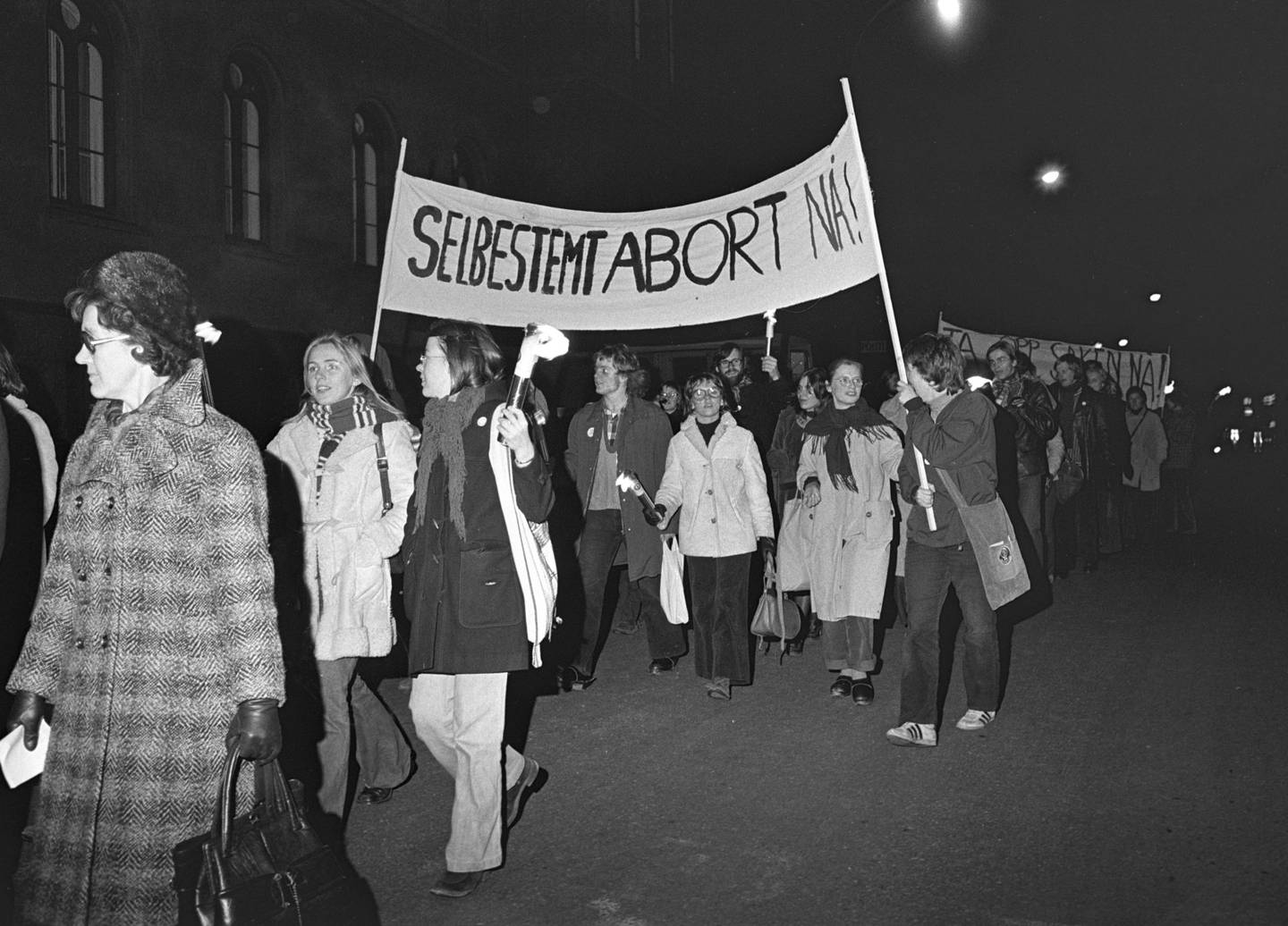 Kampen: Demonstrasjon for selvbestemt abort i Oslo i 1973. Rundt 1.000 deltakere gikk i demonstrasjonstoget fra      Youngstorget til Universitetsplassen, til støtte for kravet om selvbestemt abort. FOTO: NTB SCANPIX