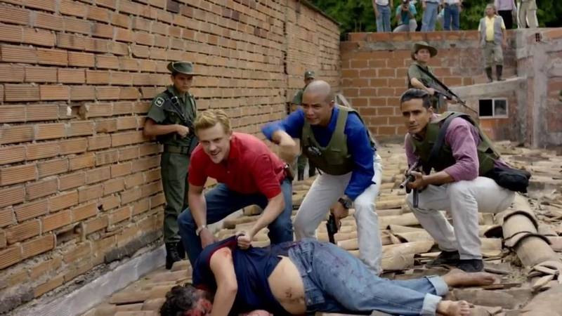Hvem som leverte det tredje og siste skuddet den 2. desember 1993 da Pablo Escobar døde i en skuddveksling med kolombianske politistyrker, er det ingen som vet. Flere personer har tatt æren for det, men familien er overbeviste om at han begikk selvmord. Bildet er fra Netflix-seriens gjenskapning av hendelsen. På bildet sees DEA-agent Steve Murphy i rød t-skjorte til venstre.