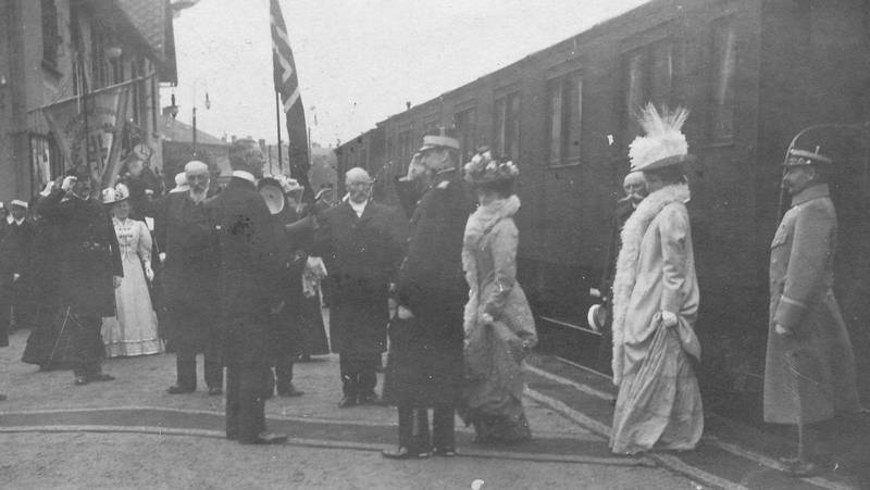 KONGEBESØK: Kong Haakon ankommer Fredrikstad stasjon med toget under et besøk i 1908.