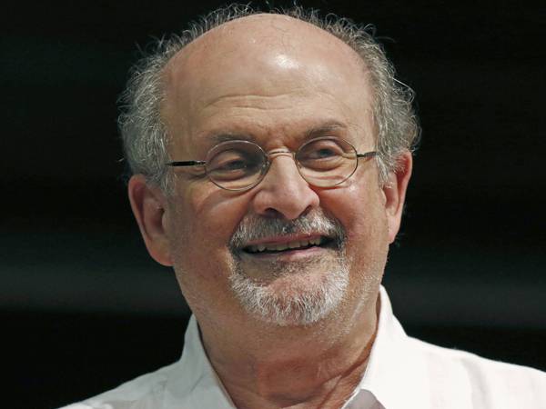 Guvernør: Rushdie fortsatt i live etter angrep