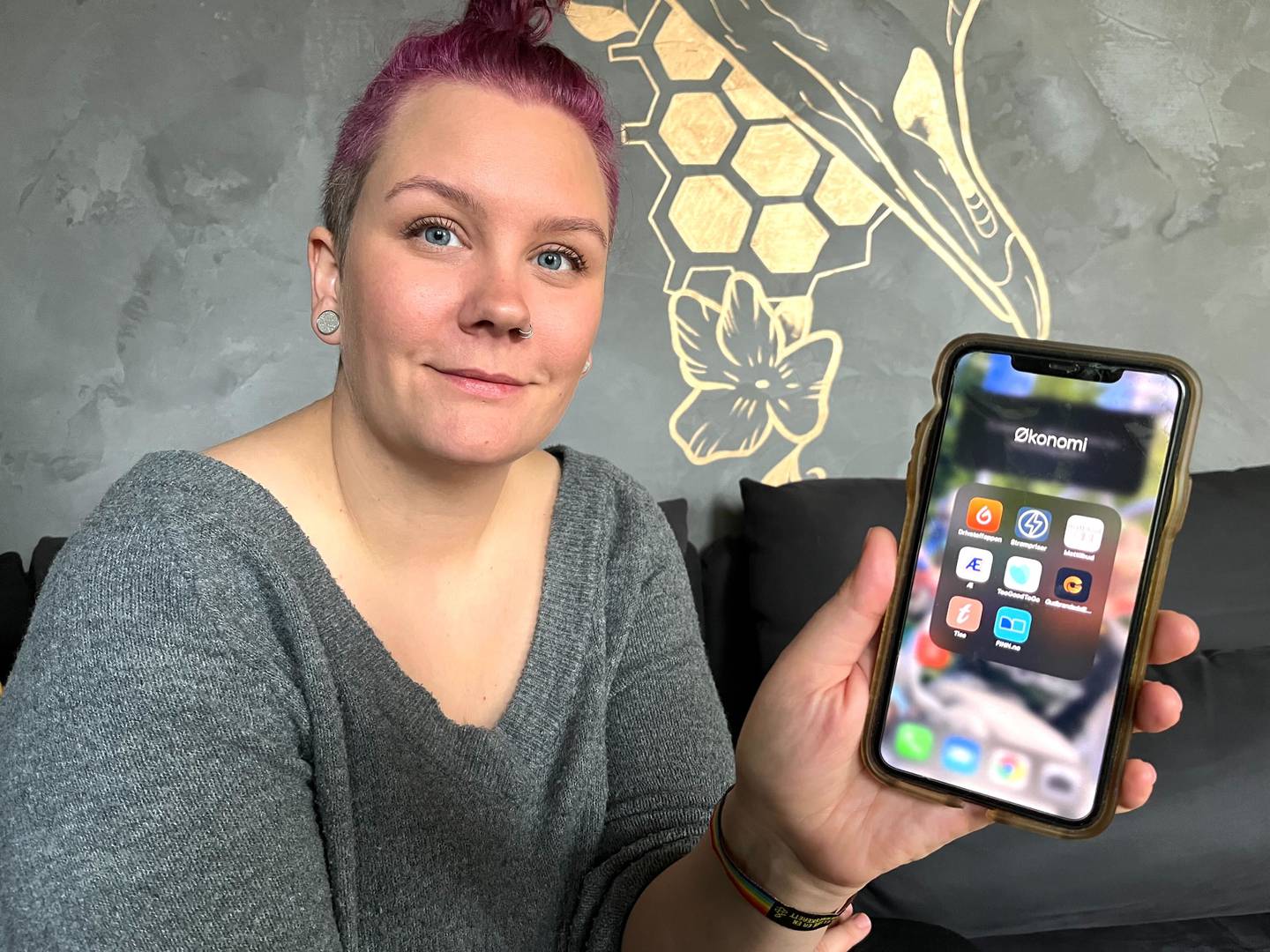 Eneforsørger Anette Thorsen fra Stavanger har tatt flere apper i bruk for å sikre seg, blant annet, lavere strømregning, billigere mat og drivstoff.