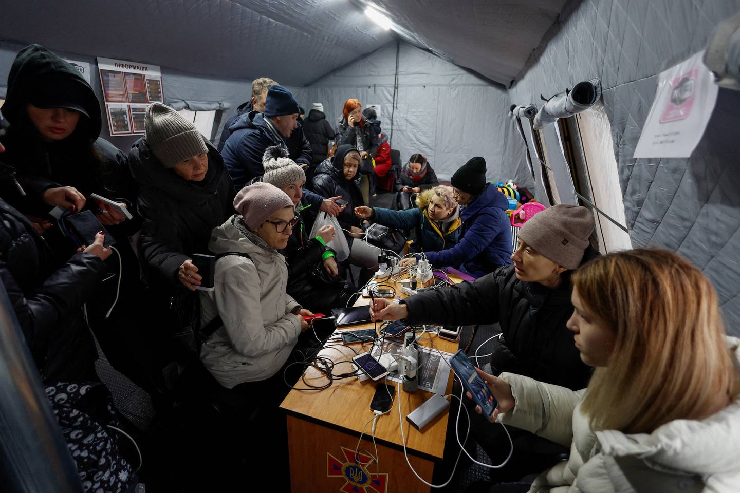 Innbyggere i Kyiv lader mobilene sine i et ressurssenter som er opprettet for å hjelpe innbyggerne når strømmen forsvinner. Over 4.000 slike er opprettet i Ukraina.