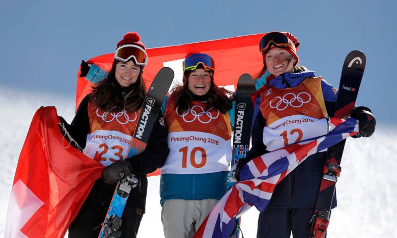 Sveitserne Mathilde Gremaud og Sarah Hoefflin sammen med bronsevinner, britiske  Isabel Atkin. 