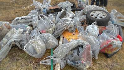 Forsøpling langs Glomma: Ryddet 200 kilo søppel på én time