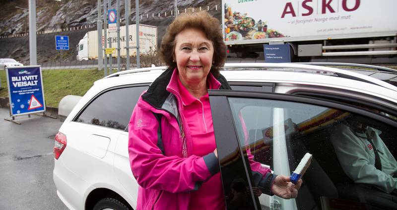 Ann Helen Bjørnstad disponerer både en elbil og en dieselbil. – Fint, er hennes reaksjon på ulike bomtakster. – For miljøets del burde alle hatt elbil i byene, mener hun. FOTO: ARNE OVE BERGO