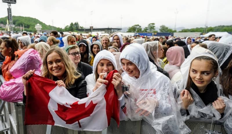 Disse jentene hadde tatt med seg flagg for å hylle sin kanadiske helt, Justin Bieber. Foto: Roy Storvik