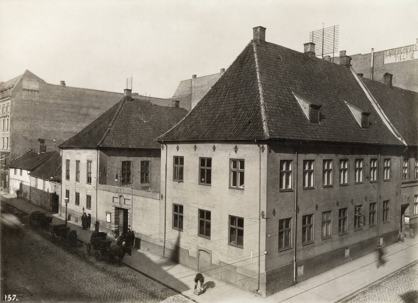 Rådhusgata 7 var byens eneste politistasjon fram til 1855. Her var rådstuearresten og politiretten. Her måtte reisende også møte for å vise sine reisepass.