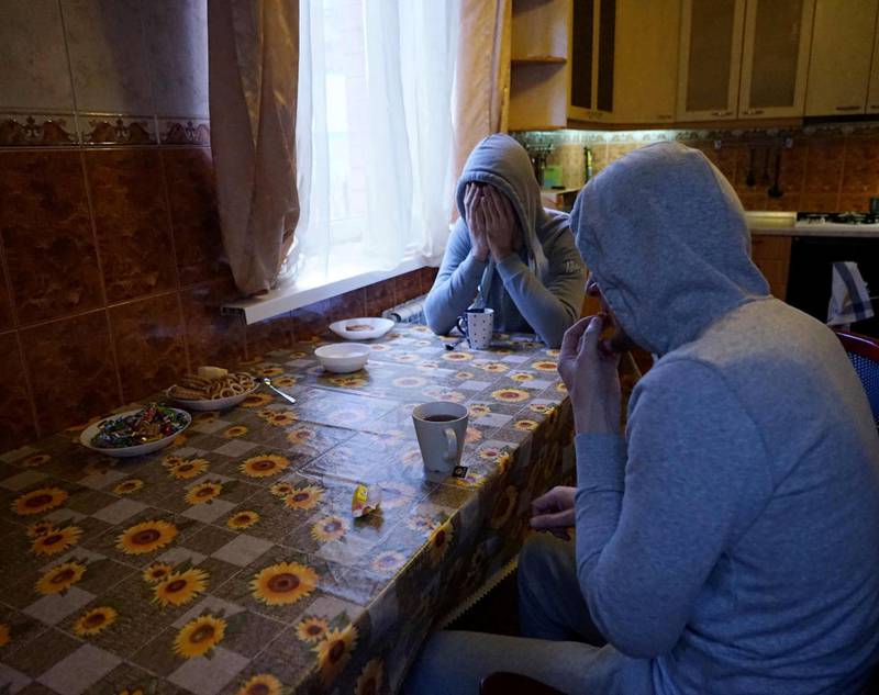 To tsjetsjenske homofile, som har flyktet fra tortur i Tsjetsjenia, sitter i en leilighet i Moskva. Bildet er tatt 17. april i år. Men ifølge organisasjonen Russian LGBT Network, pågår tortur og arrestasjoner fortsatt.