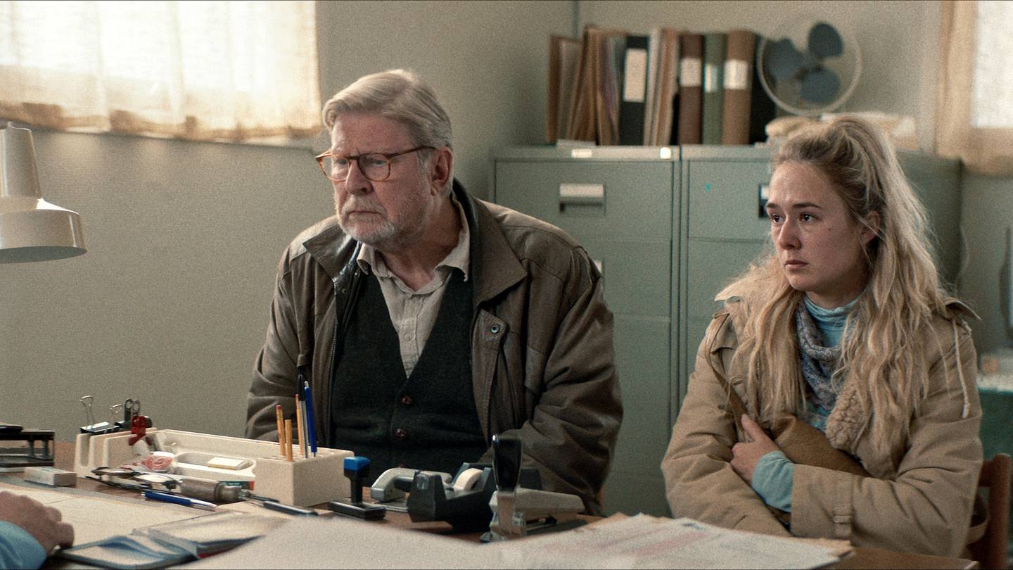 Legen Birger Torbjörnsson (Rolf Lassgård) og Annies datter Mia (Alba August) forsøker å få svar på fortidas uoppklarte drapssak i 1991.