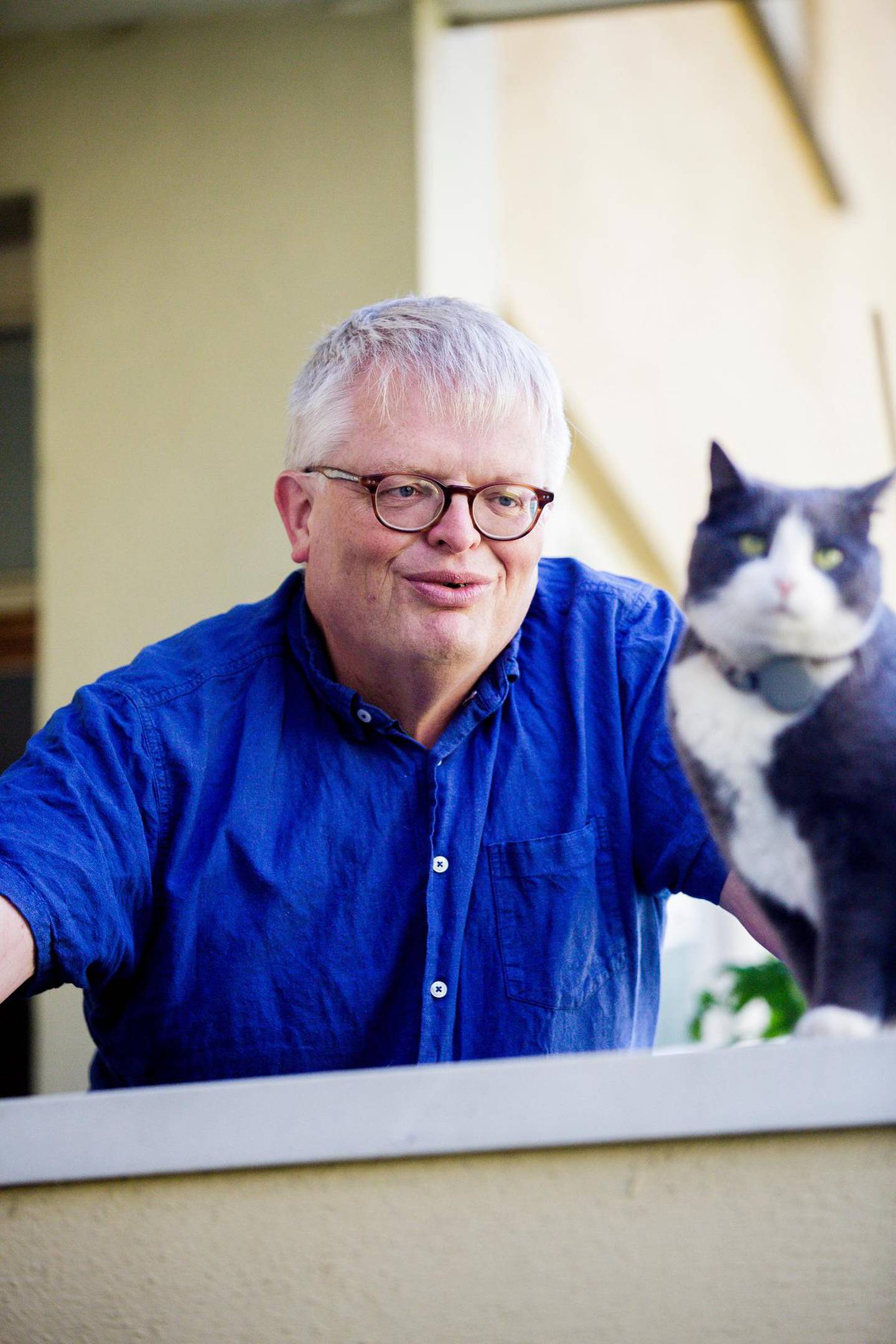 Forfatter og astrofysiker Eirik Newth fotografert på Tøyen. Med seg har han katten Ada (14).TIl vendepunktet. Newth driver med mindfullness og meditasjon for å holde kontroll på overspisingen sin.