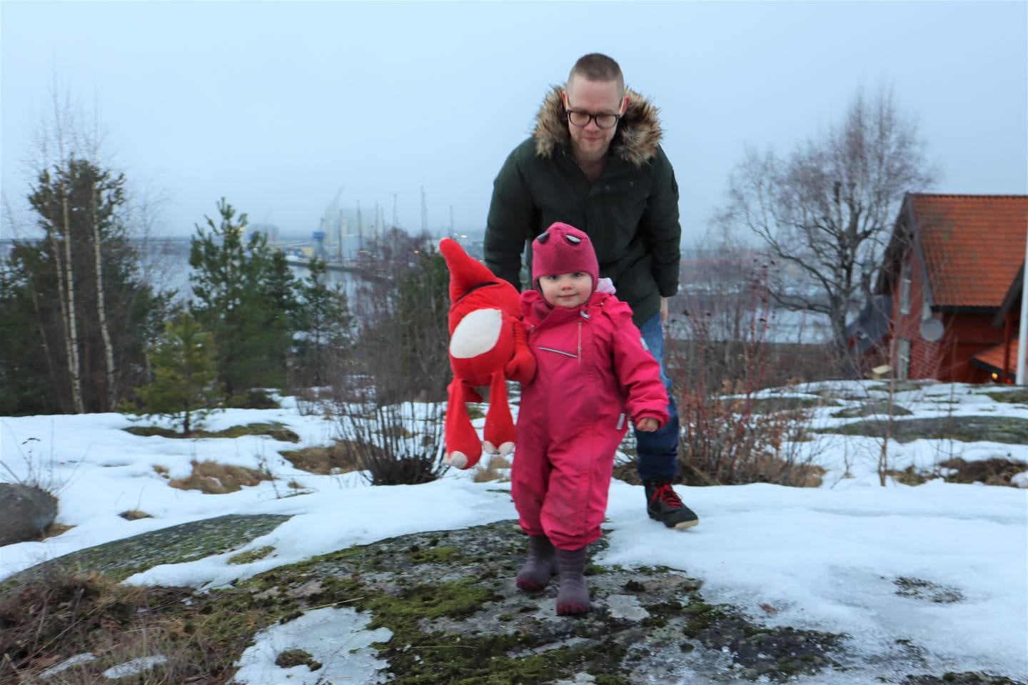 Sonja på to år er ofte ute og leker med pappa Mads Liang Nilsen på friluftsområdet der det nå planlegges å bygge boenheter.