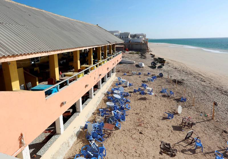 Slik så det ut etter angrepet på en restaurant på Lido-stranden i Mogadishu, der flere restauranter har åpnet de siste årene. FOTO: FEISAL OMAR/NTB SCANPIX