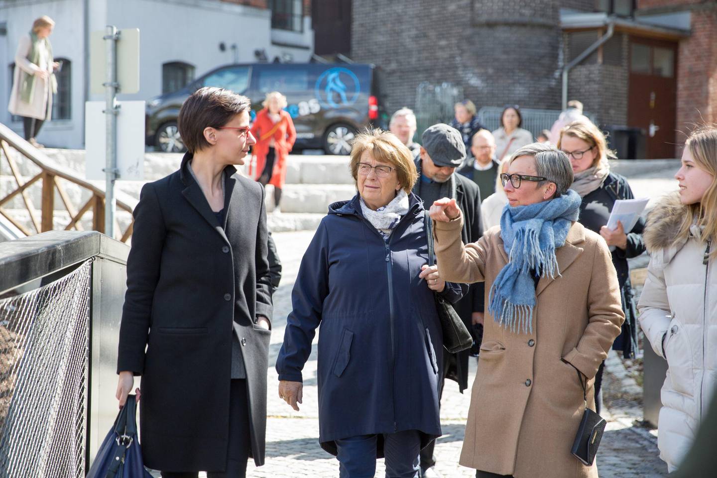 Ordfører Hanne Tollerud (til høyre) i samtale med juryleder Alexandria Algard (til venstre) og jurymedlem Edel Eikeseth under omvisningen i Moss.