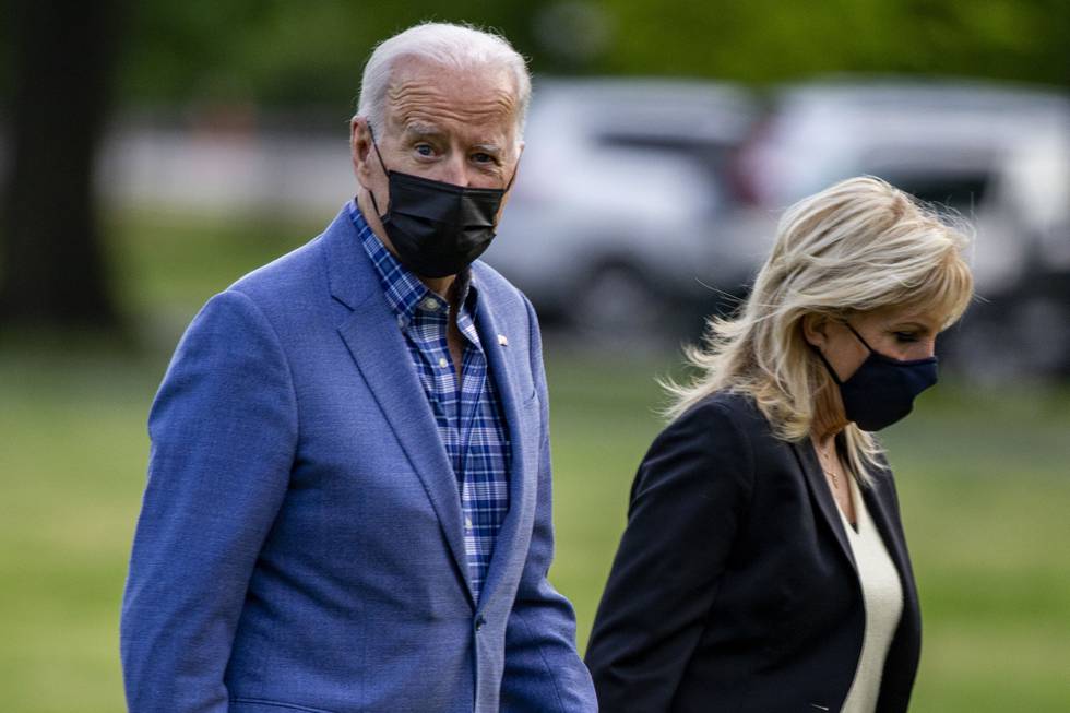 USAs president Joe Biden med førstedame Jill Biden på plenen utenfor Det hvite hus etter et helgebesøk i hjemstaten Delaware.