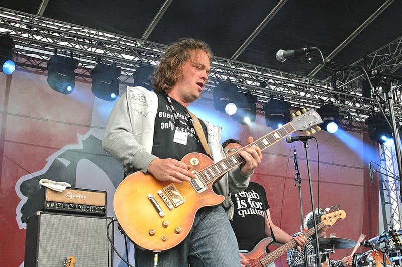Gitarist Bård Schanche slår an tonen.