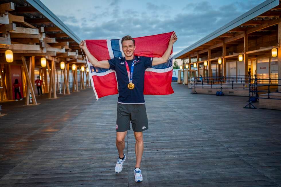 Karsten Warholm med sin OL-gullmedalje og det norske flagget dagen etter den historiske OL finalen og verdensrekord i 400 hekk på Olympisk stadion i Tokyo.
Foto: Heiko Junge / NTB