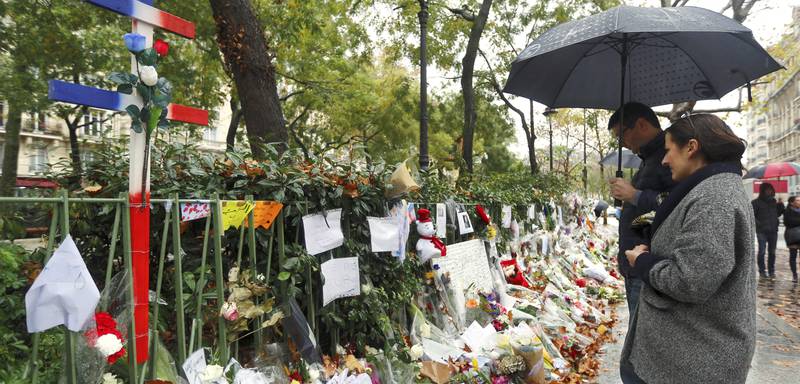 Sørgende parisere minnet ofrene utenfor Baraclan i går, en uke etter terror­angrepet. FOTO: JACKY NAEGELEN/ NTB SCANPIX