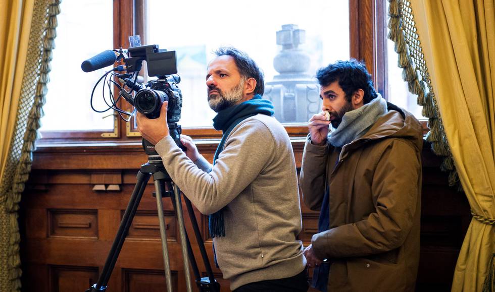 Ulrik Imtiaz Rolfsen sammen med Adil Farooq Khan i Høyesterett. De filmer sin egen rettssak. FOTO: FRØYDIS FALCH URBYE