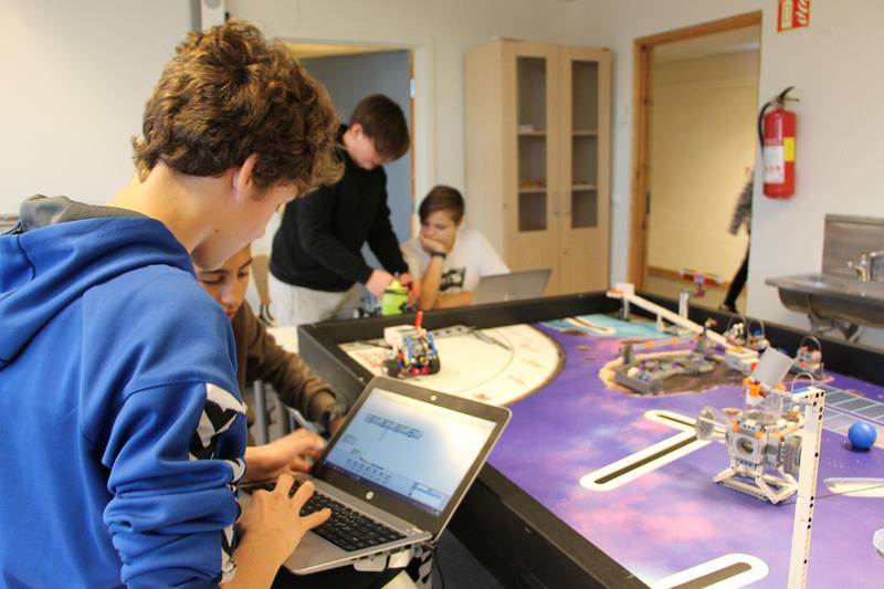 laptop-styring: Robotene elevene har laget styres fra en laptop.