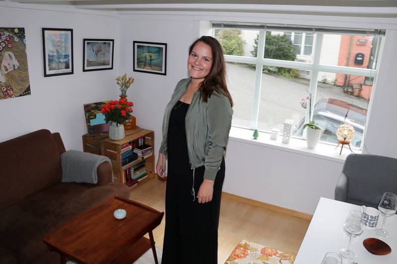 Astrid Instanes har en enebolig på 34 kvadratmeter netto, og har dermed levd etter Stavangerensemblets udødelige tese: Smått e’ godt. Foto: Stein Roger Fossmo