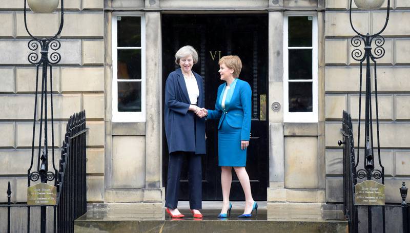 Statsminister Theresa Mays kunngjøring om at britene skal ut av det indre markedet er en provokasjon for Skottlands førsteminister Nicola Sturgeon, som mener det går direkte imot skotske interesser. Hun vil ha en ny folkeavstemning om skotsk uavhengighet. Her fra Mays besøk i Skottland i juli.