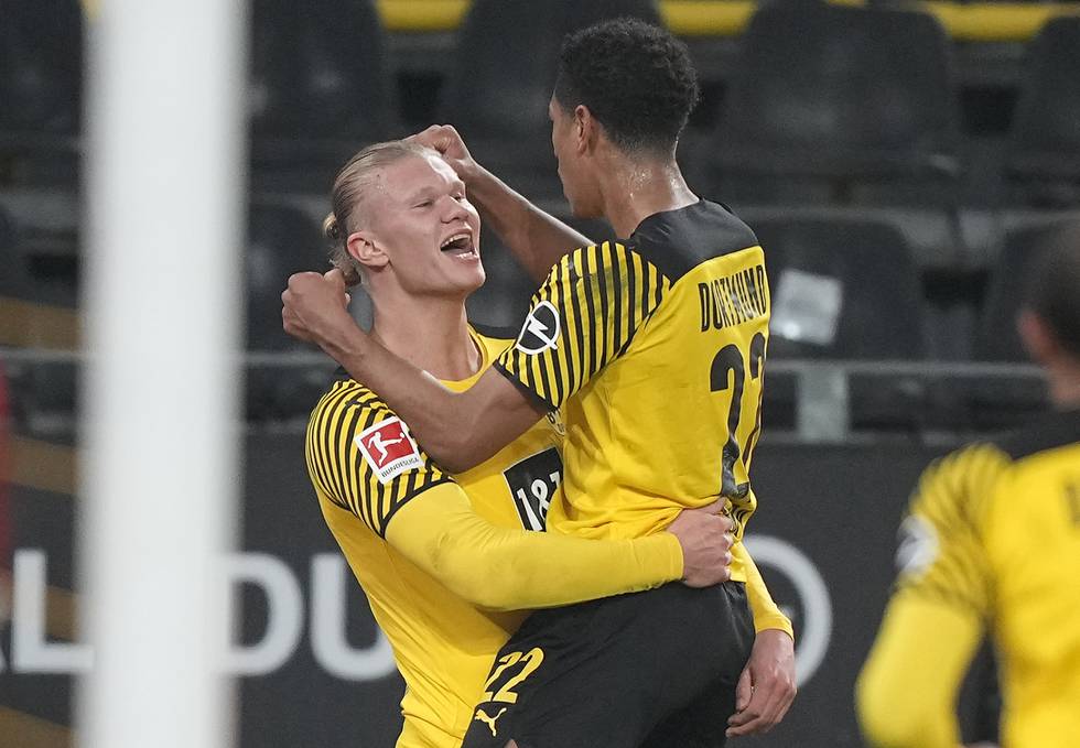 Erling Braut Haaland (t.v.) jubler med Jude Bellingham etter en scoring for Borussia Dortmund nylig. Foto: Martin Meissner / AP / NTB