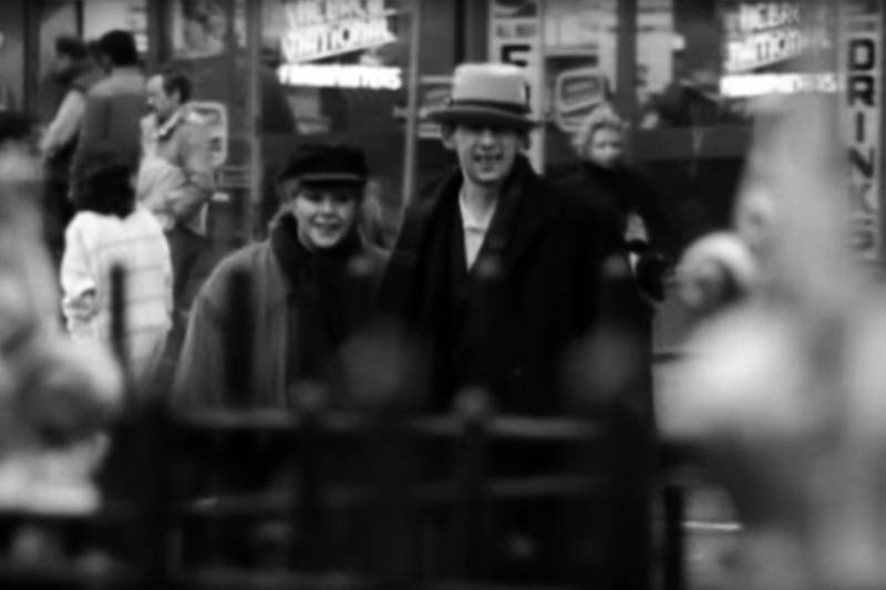 Kirsty MacColl og Shane MacGowan på gata i New York i videoen til «Fairytale Of New York».