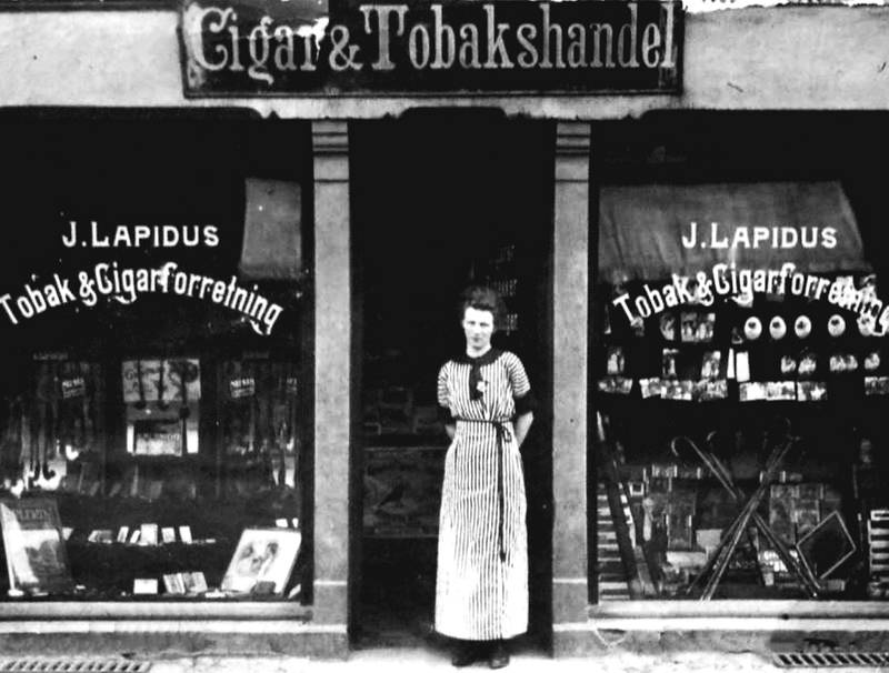 Sigarer: Vi ser I. Lapidus’ forretning i Bragernes torg 8. Ida Lapidus (i døra) overtok etter sin manns død. FOTO: PRIVAT
