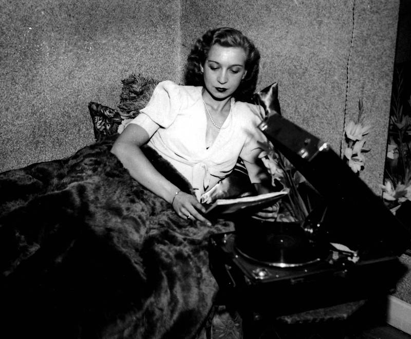 Wenche Foss ved sveivegrammofonen i 1942, da hun selv ga ut «En herre med bart». Foto: Johnsen/NTB