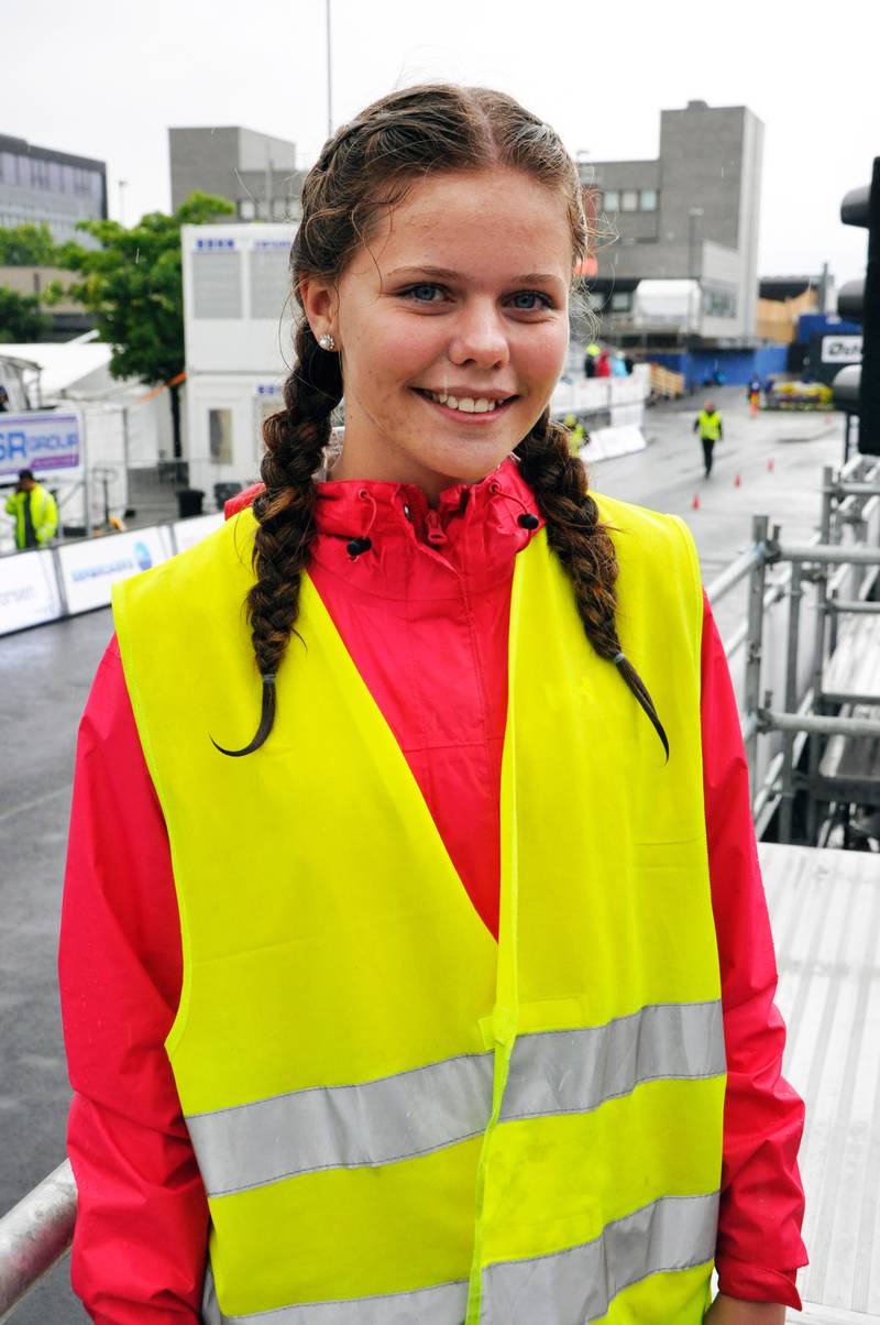 SOSIALT: Anette Molvik Nilsen (16) jobber som frivillig under Blinkfestivalen. FOTO: EIGIL KLOSTER OSMUNDSEN