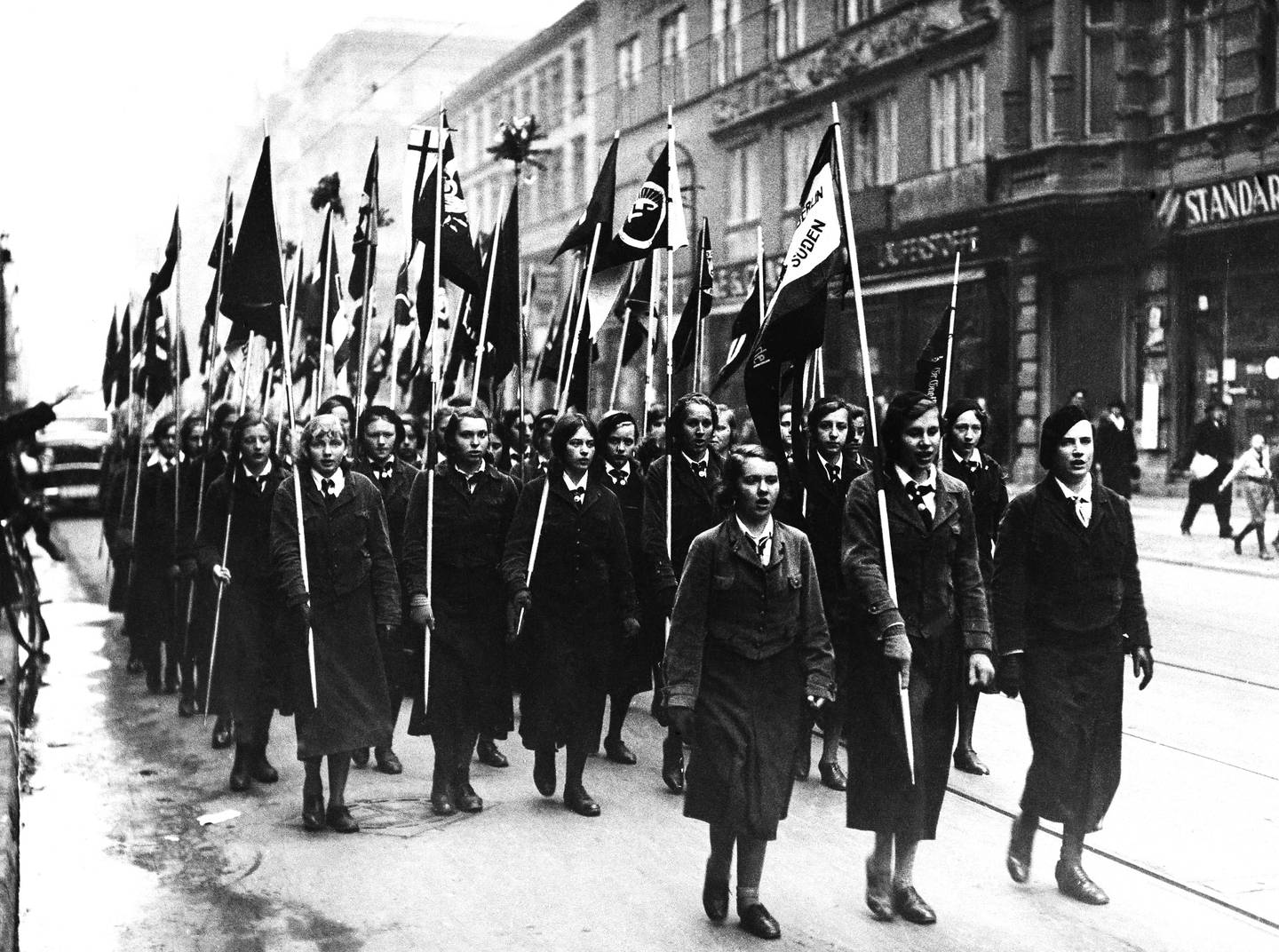 Jenter i nazistenes ungdomsorganisasjon marsjerer i støtte for Hitlers valgseier 5. mars 1933. 44 prosent av tyskerne stemte på nasjonalsosialistene.
