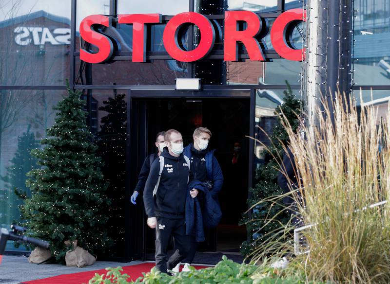 Oslo 20201114. 
Medieansvarlig Svein Graff og Martin Ødegaard utenfor hotellet på Storo, på vei til bussen med Norges herrelandslag i fotball, som reiser til Romania lørdag.
Foto: Vidar Ruud / NTB