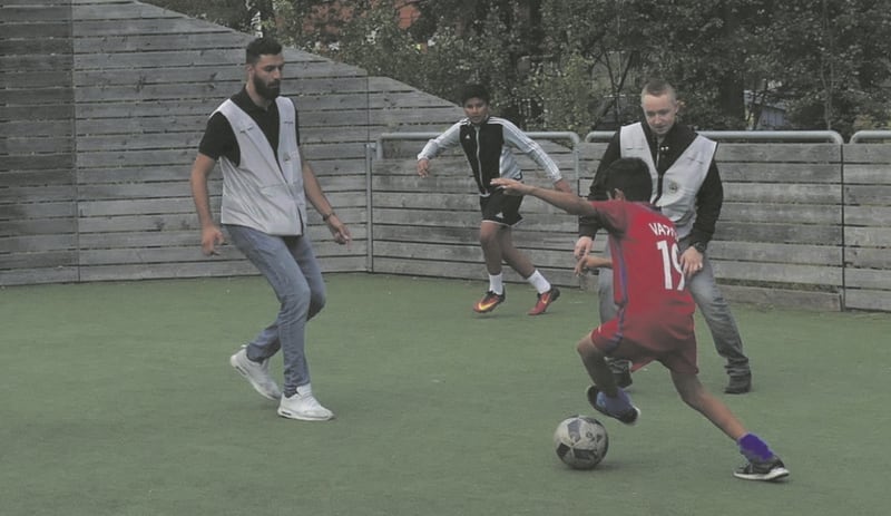 Her spiller Omar og Leonardo fotball med Hammad (13) og Muhammed (13).