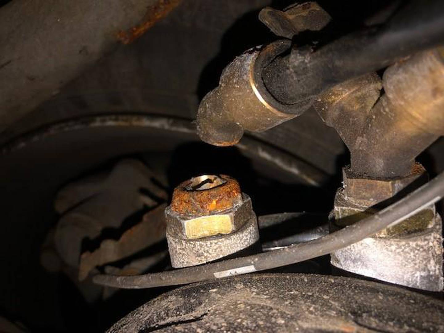 Denne bremseslangen på et forhjul hadde løsnet, og betød at tungbilen hadde en brems som ikke virket.