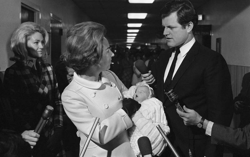 Rory Kennedy i sin mor Ethels armer på sykehuset i Washington, der hun ble født seks måneder etter sin fars død. Onkel Edward Kennedy hentet dem hjem.  