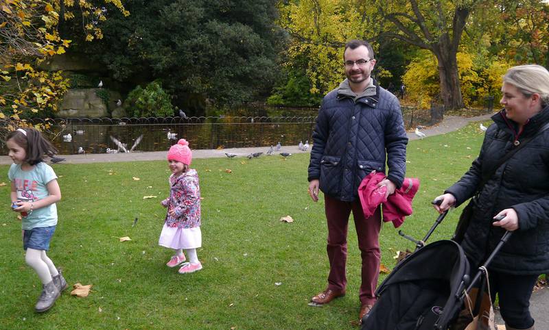 Gerry og Emma Levins er blant irene som merker bedringen i landets økonomi. Her er de med døtrene Katie (6) og Molly Rose (3) i parken St. Stephen´s Green i Dublin. FOTO: Åsne Gullikstad